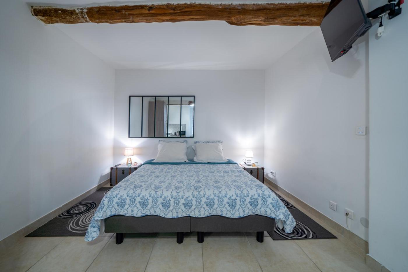 Au Coeur Du Vieux Village Saint-Chamas Стая снимка